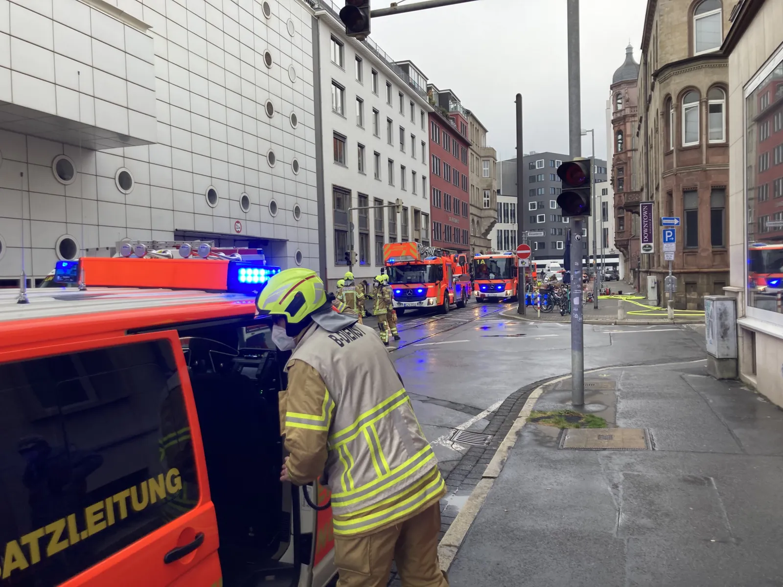 Feuerwehr und Rettungsdienst der Landeshauptstadt waren mit 15 Fahrzeugen und 45 Einsatzkräften im Einsatz.